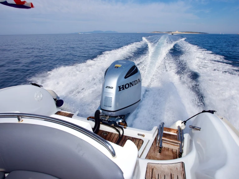 Wynajem Łódż półsztywna w Hvar - Flyer Flyer 828