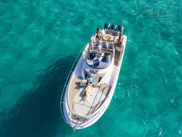 Sessa Marine Key Largo 36 między profesjonalistami a osobami prywatnymi w Ibiza Town