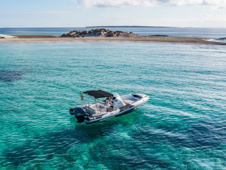 Zodiac Sea Hawk 800 między profesjonalistami a osobami prywatnymi w Ibiza Town
