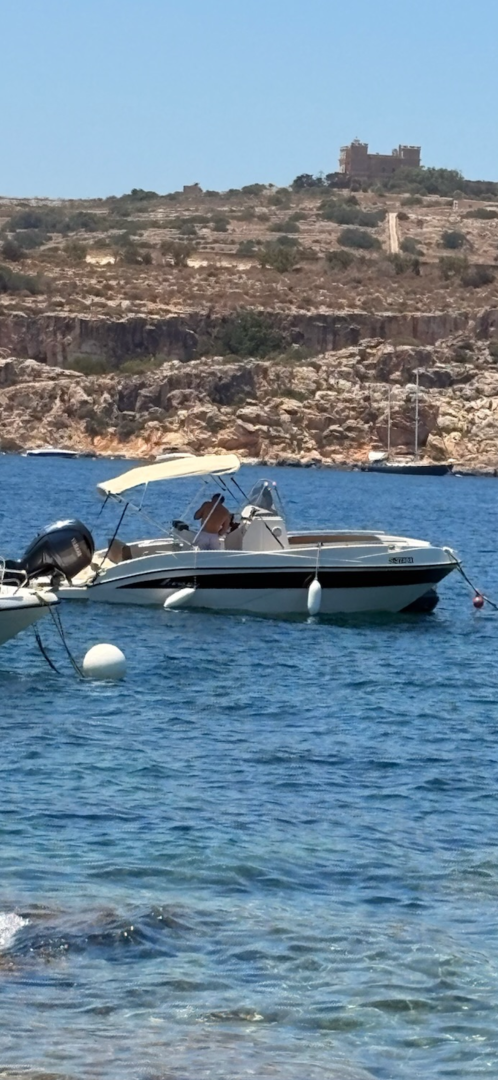 Motorówka do wynajmu w Saint Paul's Bay w najlepszej cenie