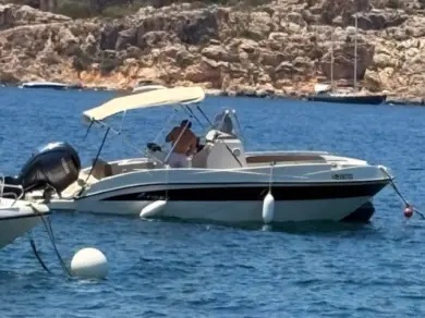 Motorówka do wynajmu w Saint Paul's Bay w najlepszej cenie