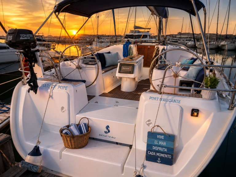 Wynajem łodzi Bénéteau Cyclades 43.3 w Port d'Alicante na SamBoat 