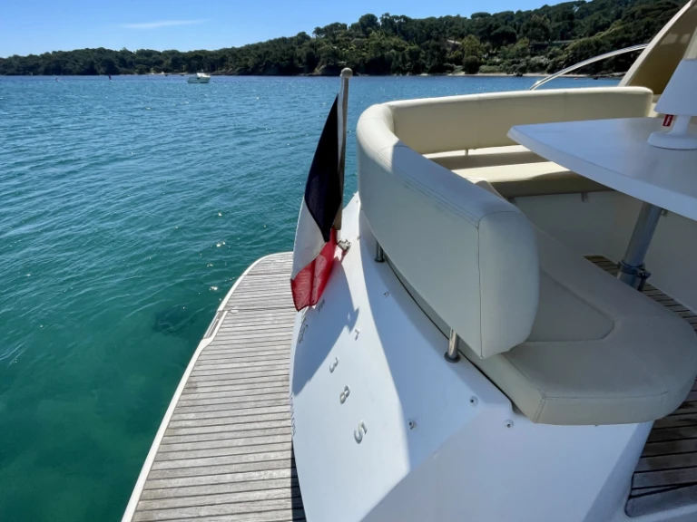 Jeanneau Prestige 38 S między profesjonalistami a osobami prywatnymi w Hyeres