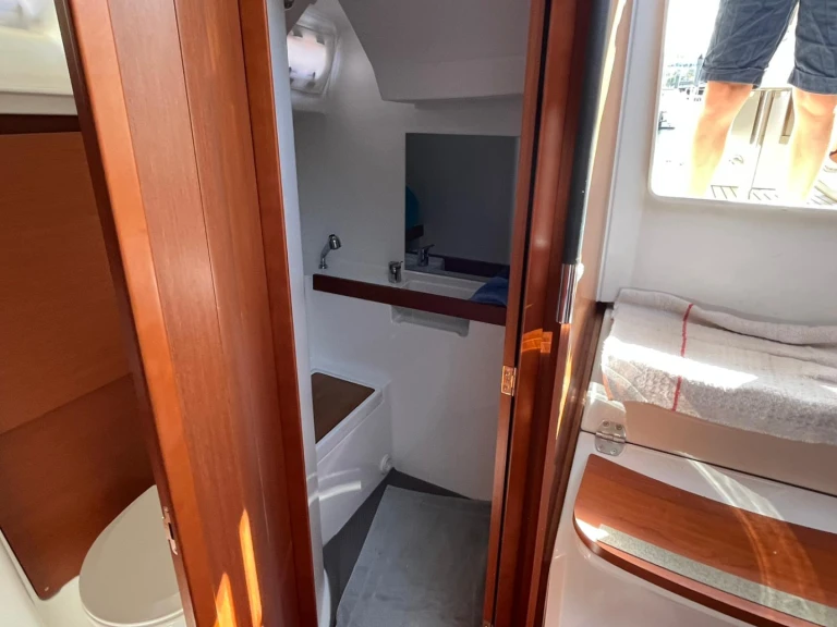 Bénéteau Oceanis 38.1 między profesjonalistami a osobami prywatnymi w Les Sables-d'Olonne