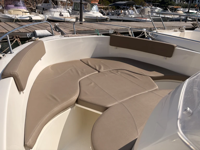 Wynajem Motorówka Pacific Craft z patentem 