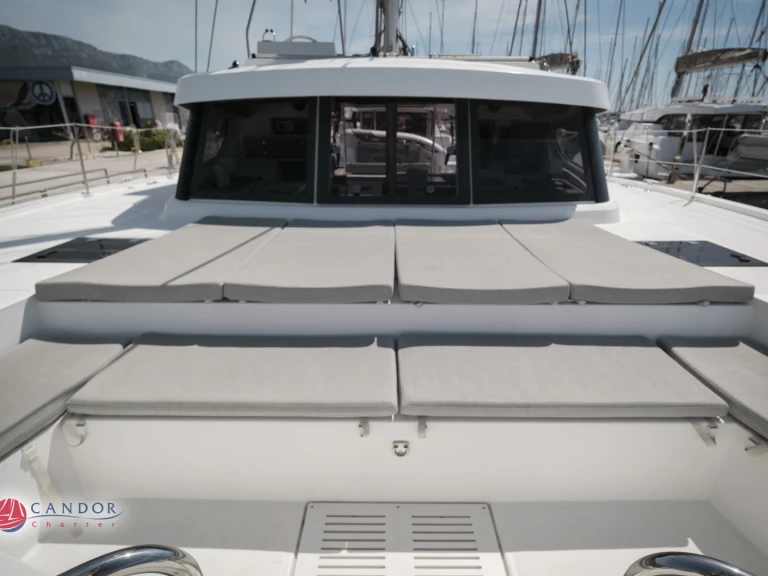Wynajmij Katamaran z lub bez skippera Bali w Kastel Gomilica