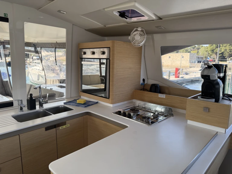 Fountaine Pajot Astrea 42 między profesjonalistami a osobami prywatnymi w Pula