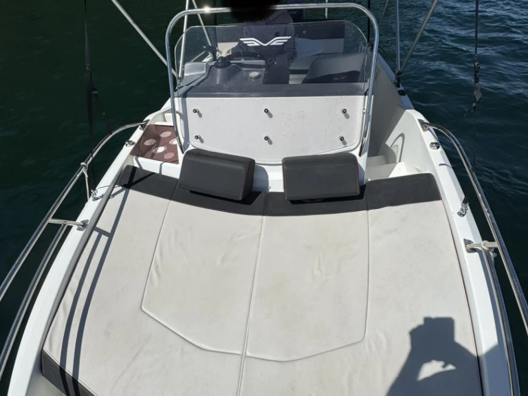 Bénéteau Flyer 5.5 SUNdeck między profesjonalistami a osobami prywatnymi w Aix-les-Bains
