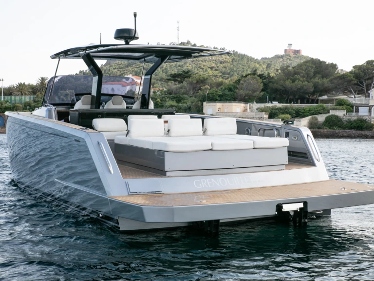 Pardo Yachts Pardo 43 między profesjonalistami a osobami prywatnymi w Saint-Tropez