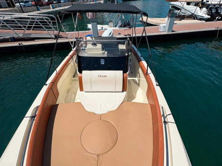 Wynajem łodzi Mahon tanio Invictus 240 FX