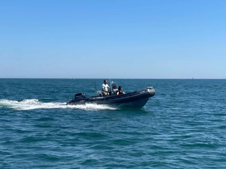Łódż półsztywna do wynajmu w Les Sables-d'Olonne w najlepszej cenie