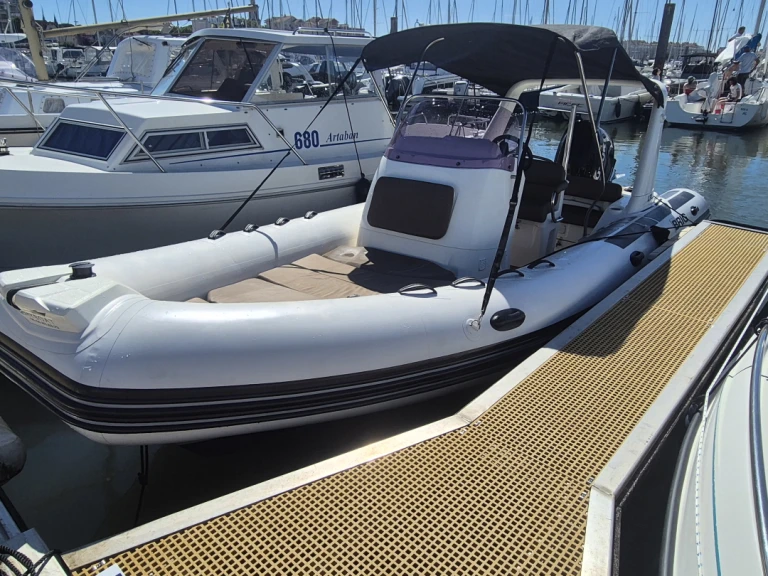 Brig Eagle 650 między profesjonalistami a osobami prywatnymi w Arcachon