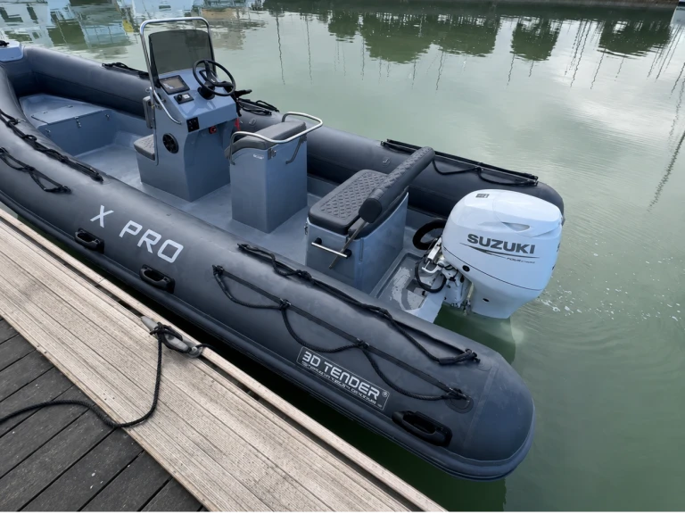 3D Tender X Pro 589 między profesjonalistami a osobami prywatnymi w La Trinité-sur-Mer