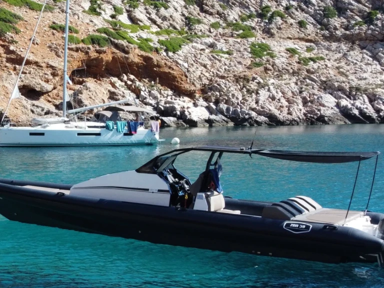 ZEN MARINE 40 między profesjonalistami a osobami prywatnymi w Antiparos
