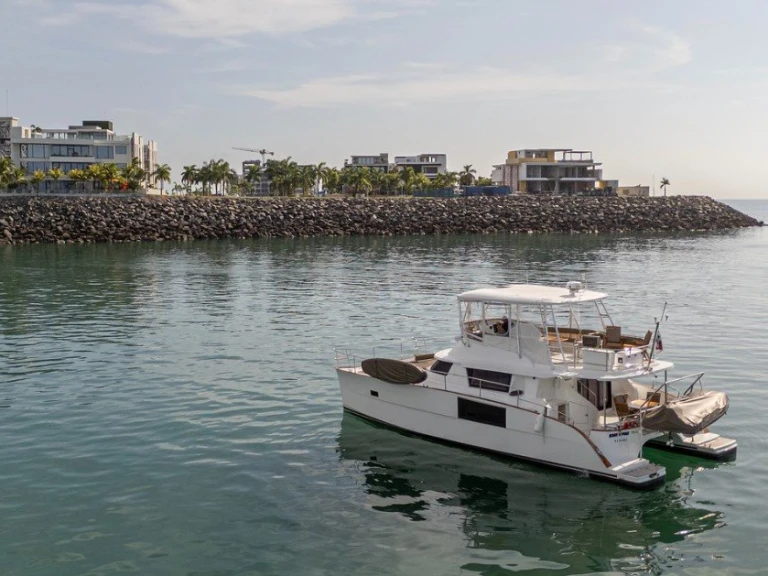 Wynajem Motorówka Fountaine Pajot z patentem 