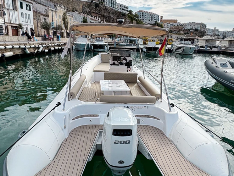 Tarpon Luxe 790 między profesjonalistami a osobami prywatnymi w Mahon