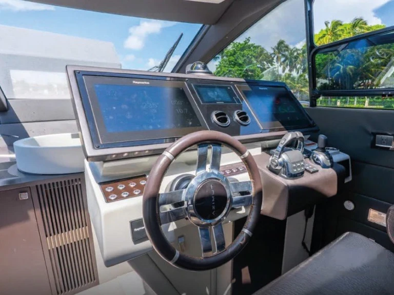 Azimut Azimut 72 S między profesjonalistami a osobami prywatnymi w Panama City Beach