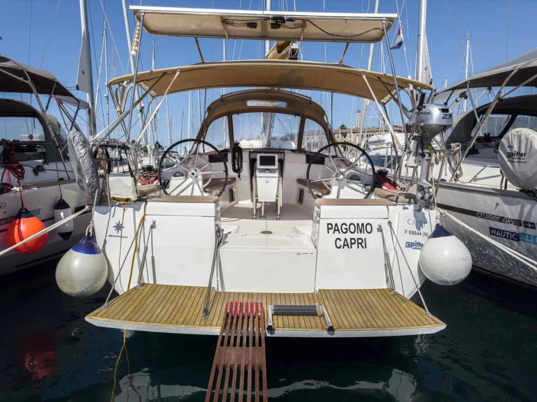 Jeanneau Sun Odyssey 449 między profesjonalistami a osobami prywatnymi w Pula