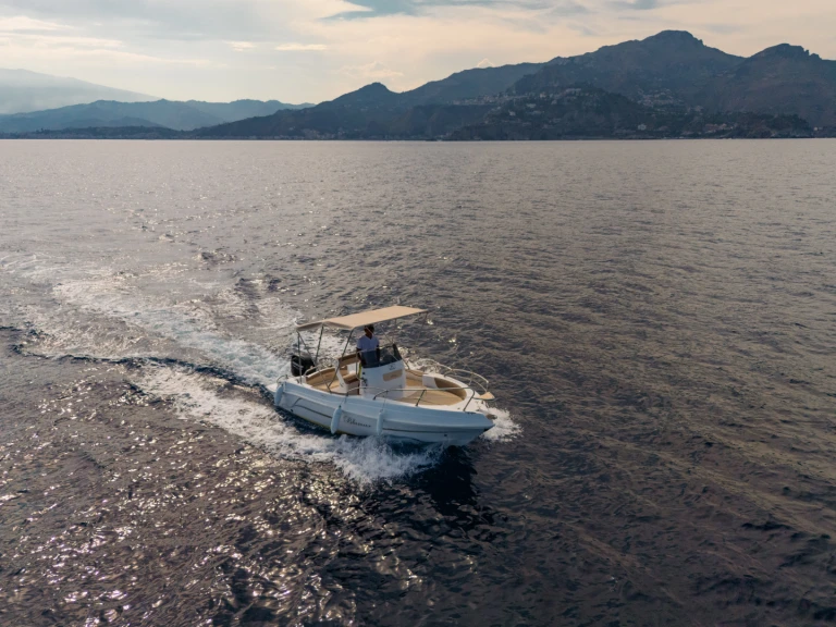 Wynajmij Motorówka z lub bez skippera blumax 19 pro w Taormina