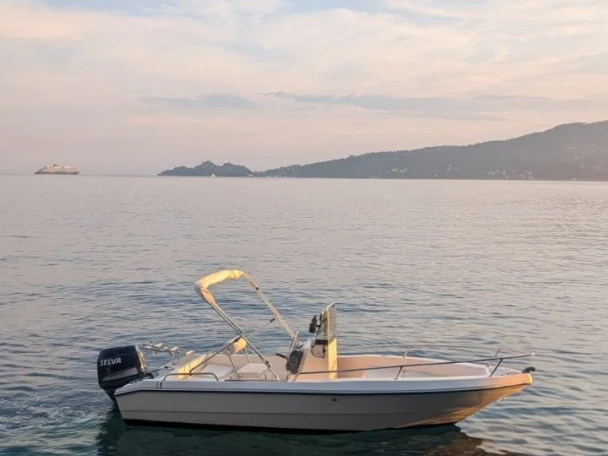 Capelli Cap16 między profesjonalistami a osobami prywatnymi w Porto Turistico Internazionale Di Rapallo