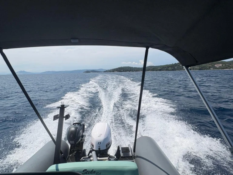 Łódż półsztywna do wynajmu w Skiathos w najlepszej cenie