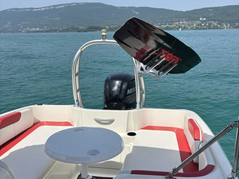 Bayliner Bayliner 180 Element XL między profesjonalistami a osobami prywatnymi w Grand Port d'Aix-les-Bains