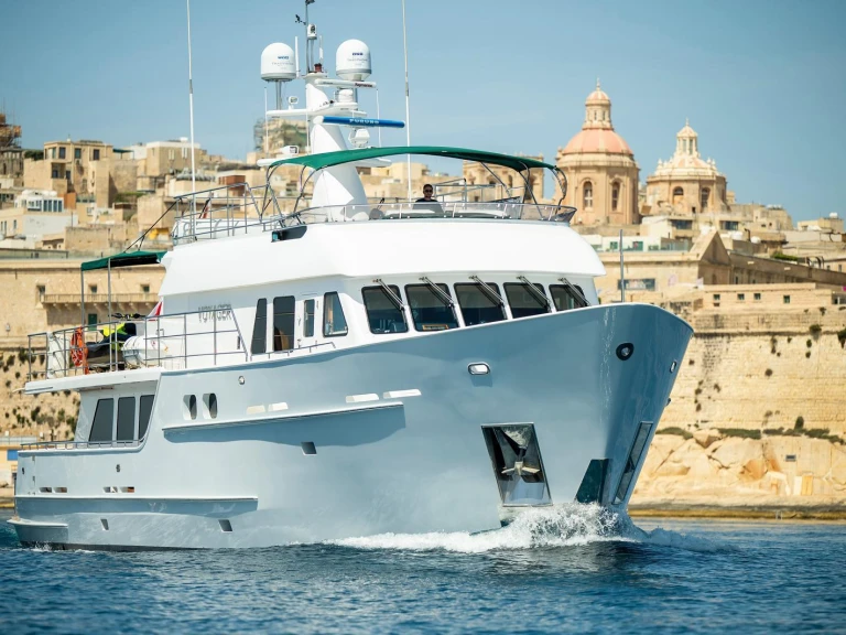 Seaton Yachts VOYAGER 84 między profesjonalistami a osobami prywatnymi w Kalkara