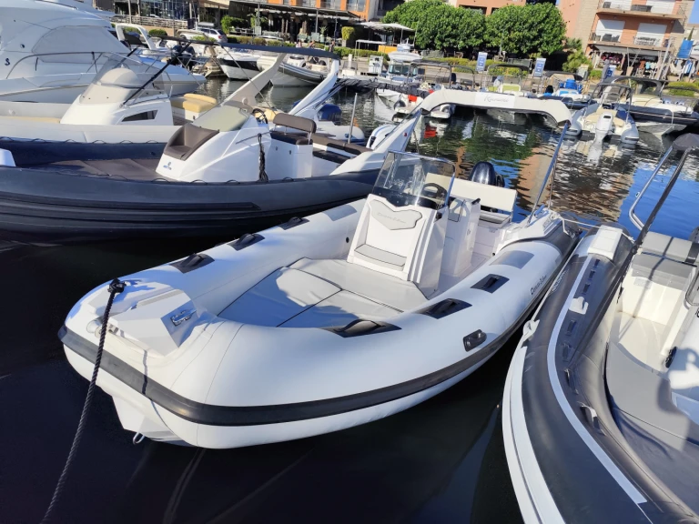 Łódż półsztywna do wynajmu w Porto-Vecchio w najlepszej cenie