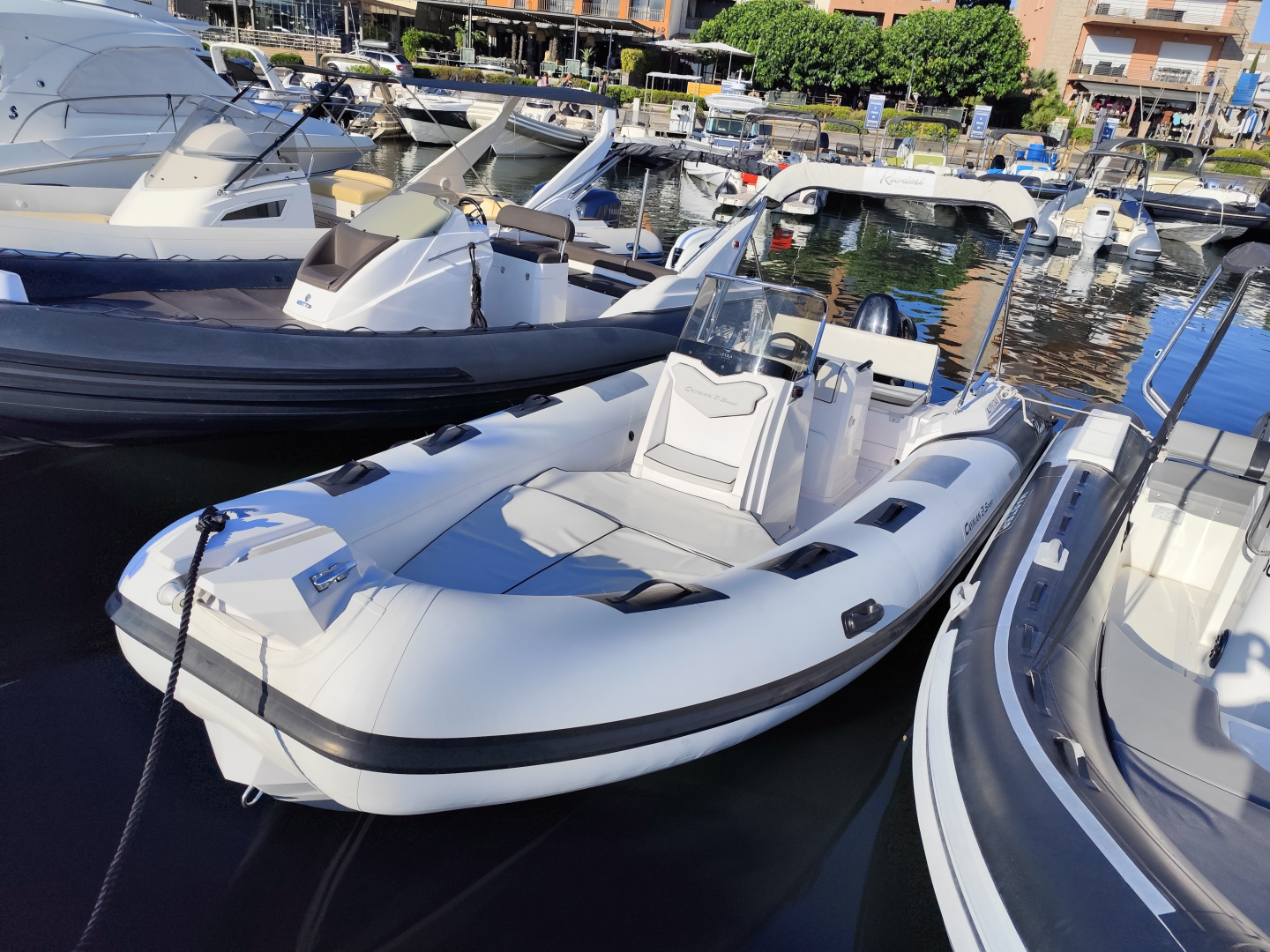 Łódż półsztywna do wynajmu w Porto-Vecchio w najlepszej cenie