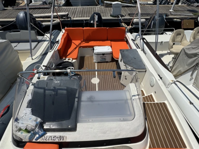 Quicksilver Activ 755 Sundeck między profesjonalistami a osobami prywatnymi w Marsylia
