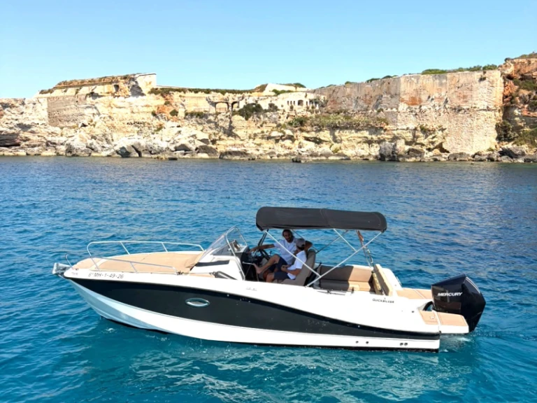 Quicksilver Activ 755 Sundeck między profesjonalistami a osobami prywatnymi w Mahon Port