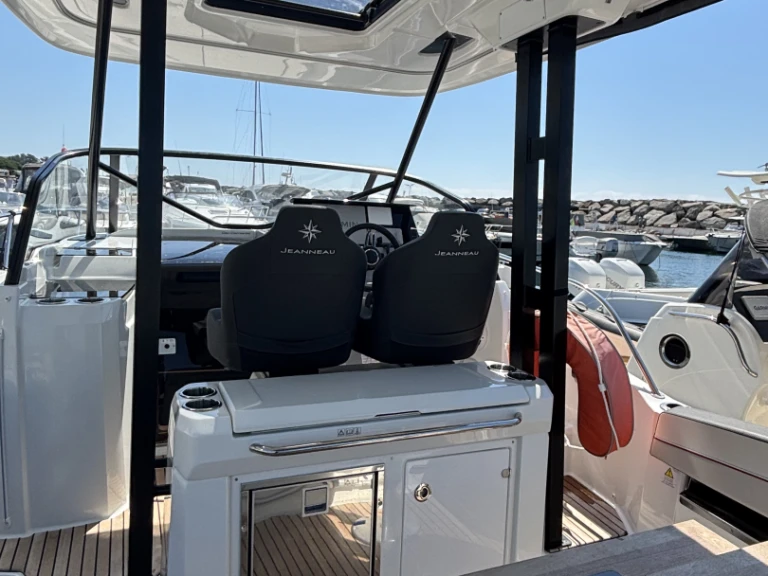 Wynajem łodzi Jeanneau Cap Camarat 9.0 WA w Les Issambres na SamBoat 