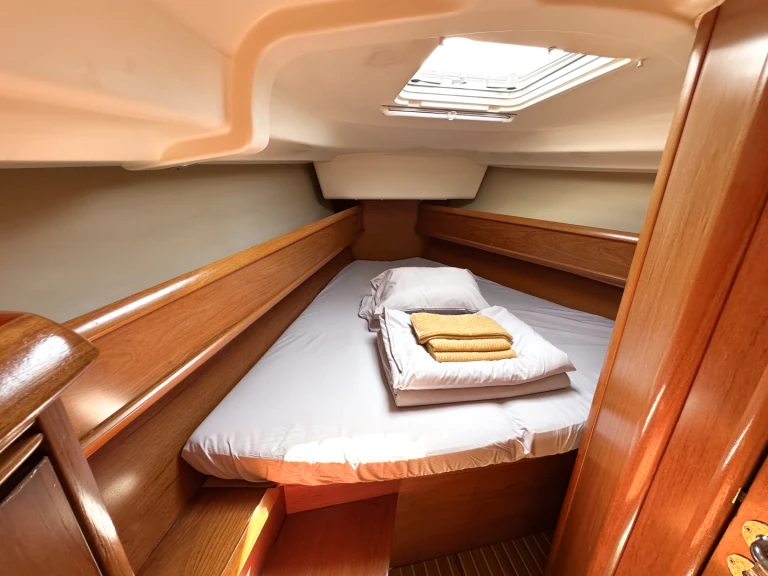 Jeanneau Sun Odyssey 40.3 między profesjonalistami a osobami prywatnymi w Radovići