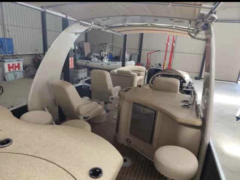 Wynajem Motorówka Pacific Craft z patentem 