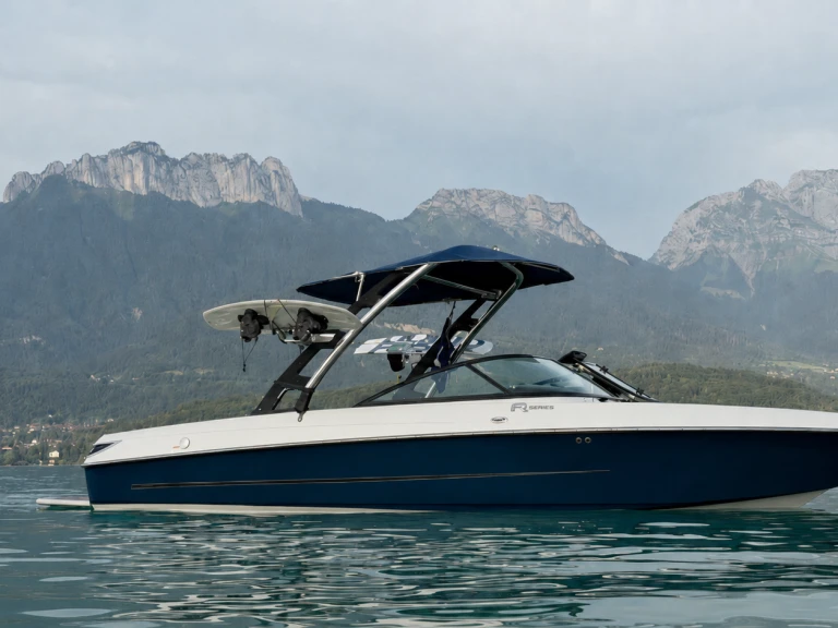 Malibu Wakesetter między profesjonalistami a osobami prywatnymi w Angon