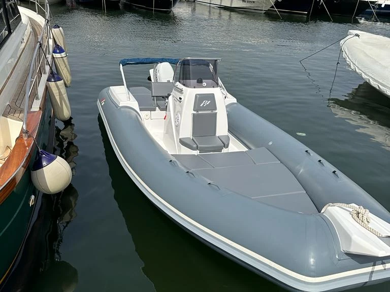 Panamera Yacht PY60 między profesjonalistami a osobami prywatnymi w Porto di Mergellina