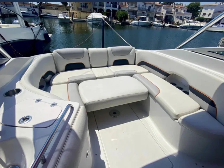 Crownline Crownline 270 BR między profesjonalistami a osobami prywatnymi w Empuriabrava