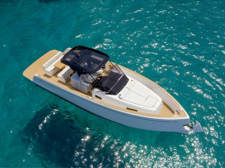 Pardo Yachts Pardo 38 między profesjonalistami a osobami prywatnymi w Pórto Chéli