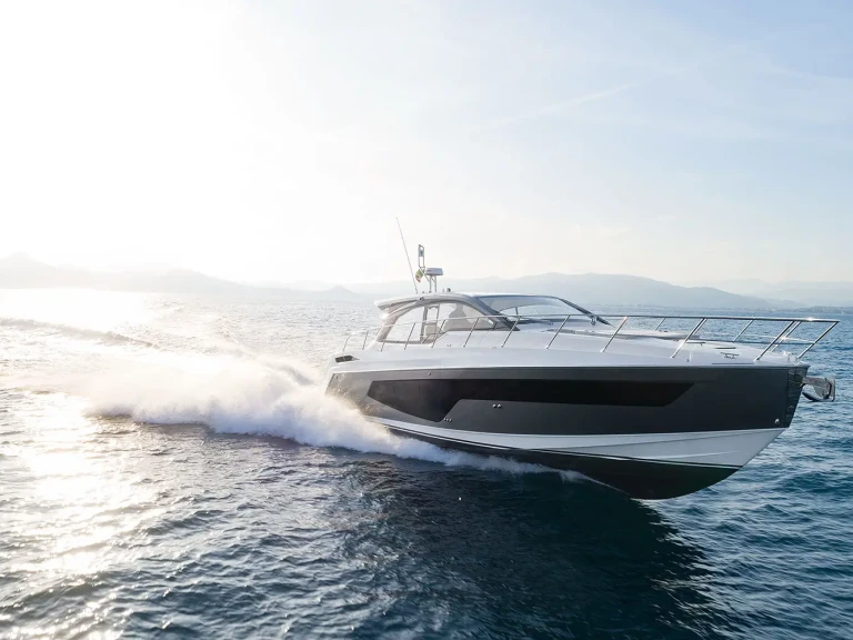 Azimut Azimut 51 między profesjonalistami a osobami prywatnymi w Palaio Faliro