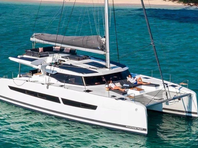 Fountaine Pajot Aura 51 między profesjonalistami a osobami prywatnymi w Cannes