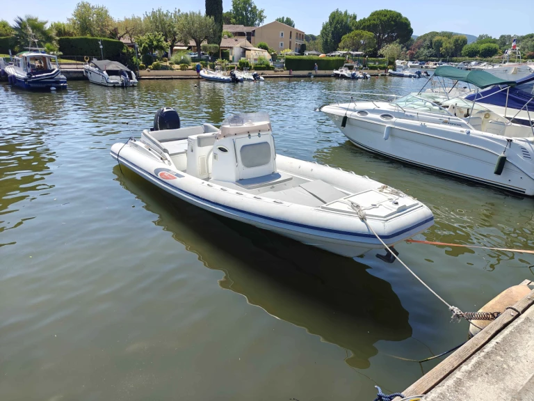 Selva Selva D840 Exclusive między profesjonalistami a osobami prywatnymi w Port de Cannes Marina