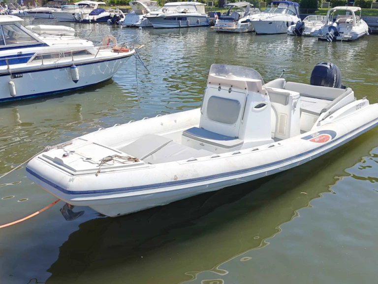 Łódż półsztywna do wynajmu w Port de Cannes Marina w najlepszej cenie