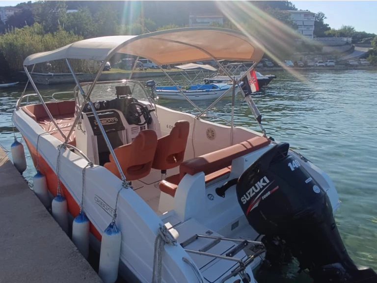 Okiboats Barracuda 545 Open między profesjonalistami a osobami prywatnymi w Supetarska Draga