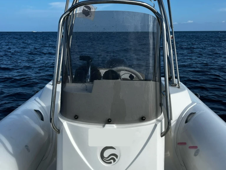 Łódż półsztywna do wynajmu w Porto-Vecchio w najlepszej cenie