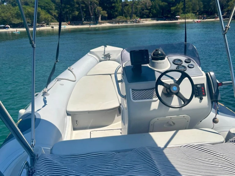 Łódż półsztywna do wynajmu w Hyeres w najlepszej cenie