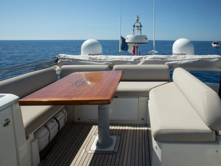 Prestige Yachts 630s między profesjonalistami a osobami prywatnymi w Saint-Raphael