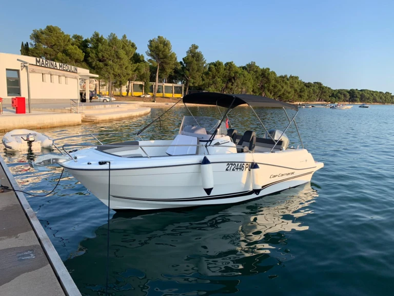 Wynajmij Jeanneau Cap Camarat 6.5 CC w Pula