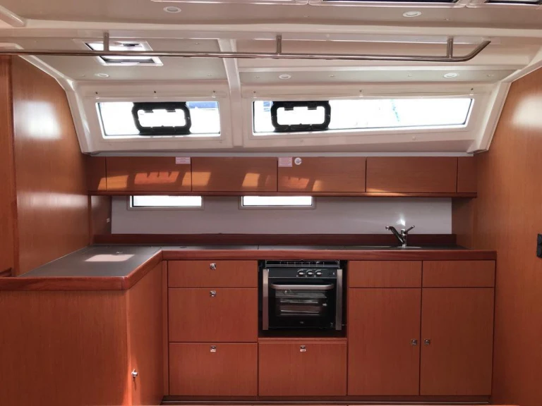 Bavaria Cruiser 46 między profesjonalistami a osobami prywatnymi w Gouvia