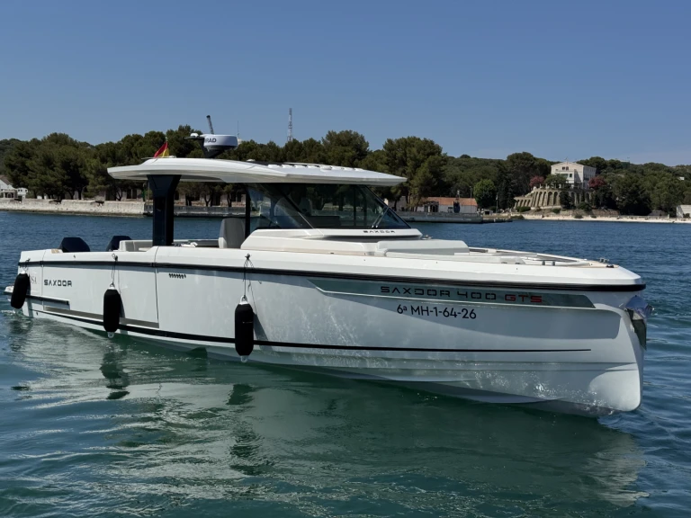 Wynajem łodzi Mahon Port tanio SAXDOR 400 GTS
