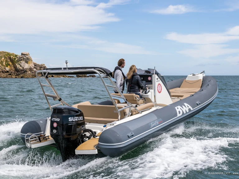 Łódż półsztywna do wynajmu w La Trinité-sur-Mer w najlepszej cenie